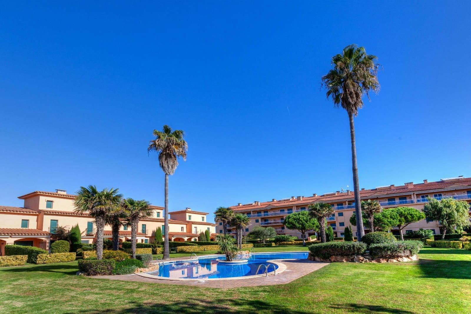 2 soveværelse Strandlejlighed til salg i Pals med swimmingpool garage - € 370.000 (Ref: 9115383)