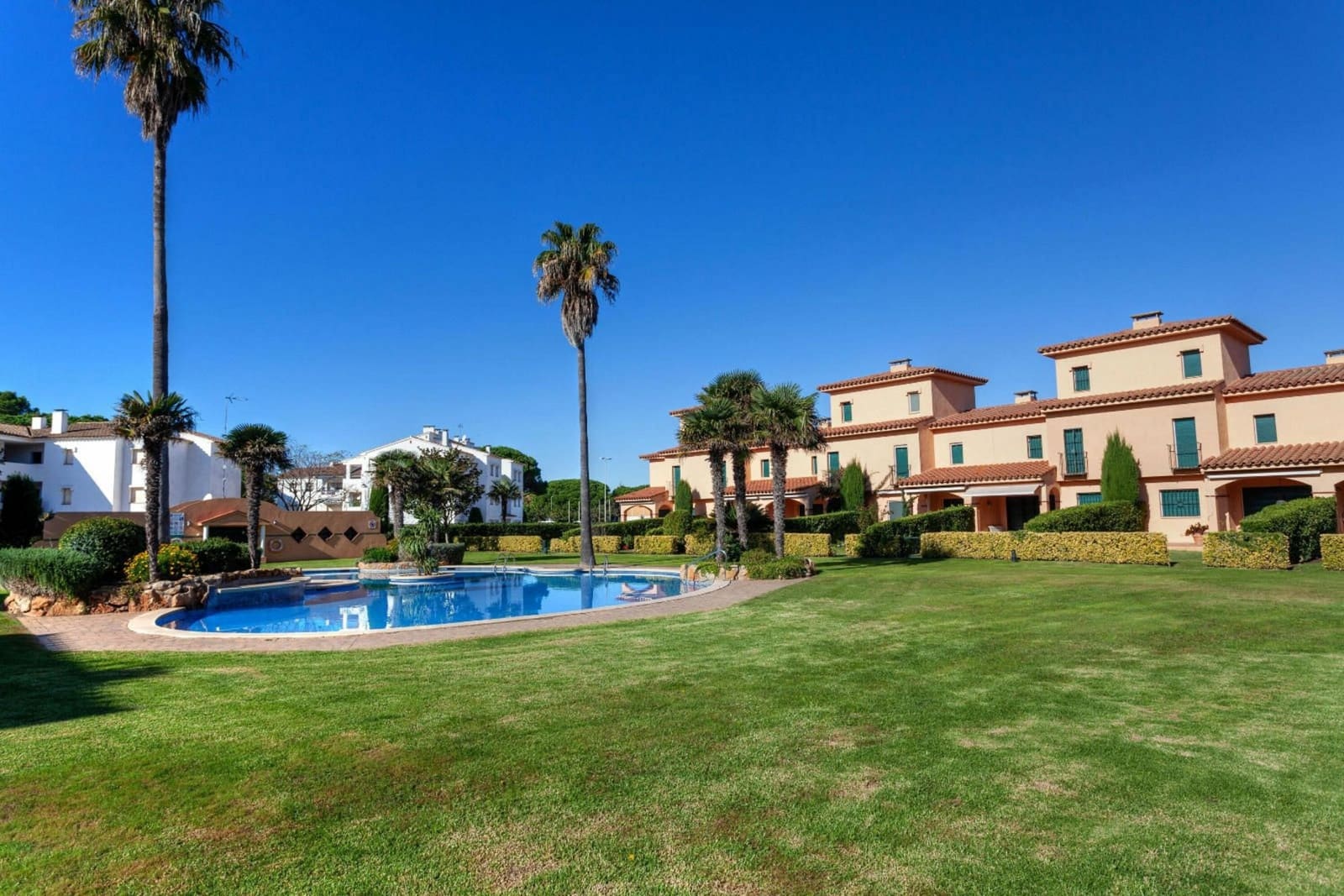 2 soveværelse Strandlejlighed til salg i Pals med swimmingpool garage - € 370.000 (Ref: 9115383)