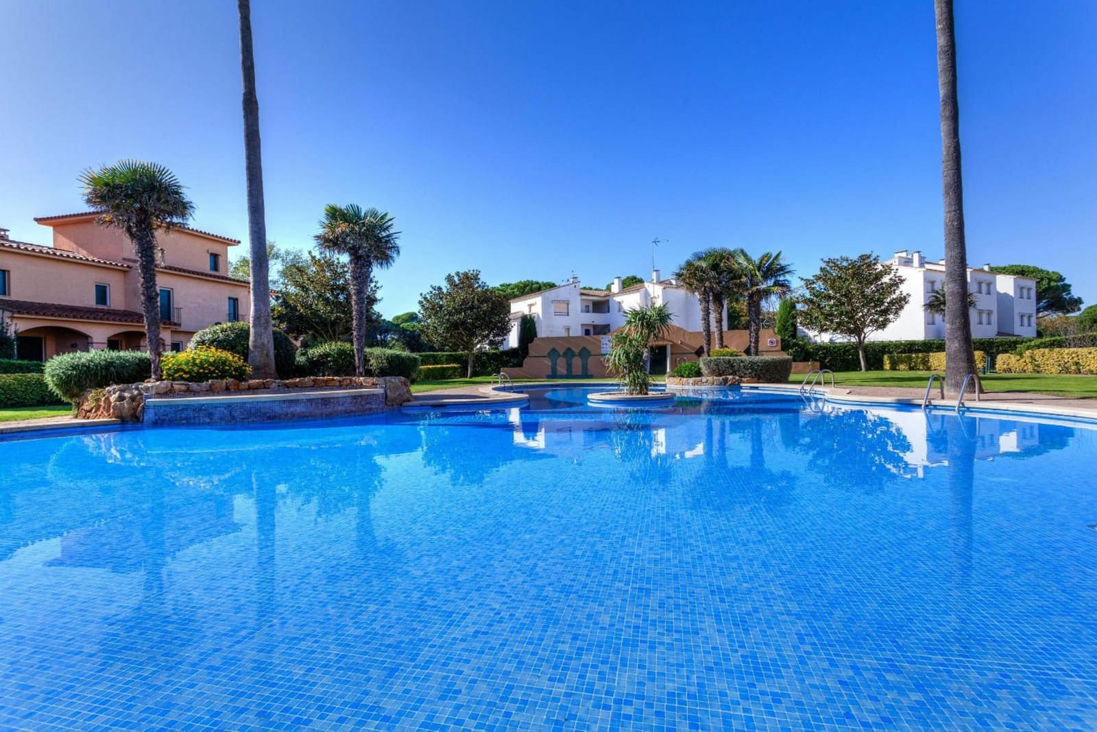 2 soveværelse Strandlejlighed til salg i Pals med swimmingpool garage - € 370.000 (Ref: 9115383)