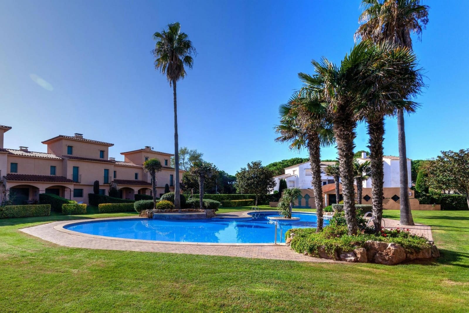 2 soveværelse Strandlejlighed til salg i Pals med swimmingpool garage - € 370.000 (Ref: 9115383)