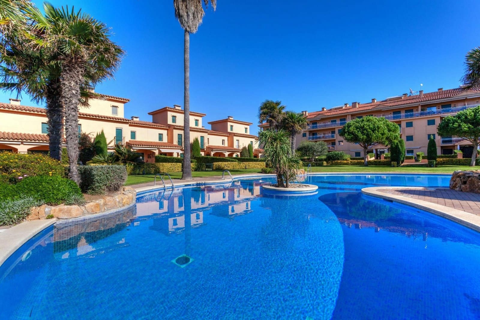 2 soveværelse Strandlejlighed til salg i Pals med swimmingpool garage - € 370.000 (Ref: 9115383)