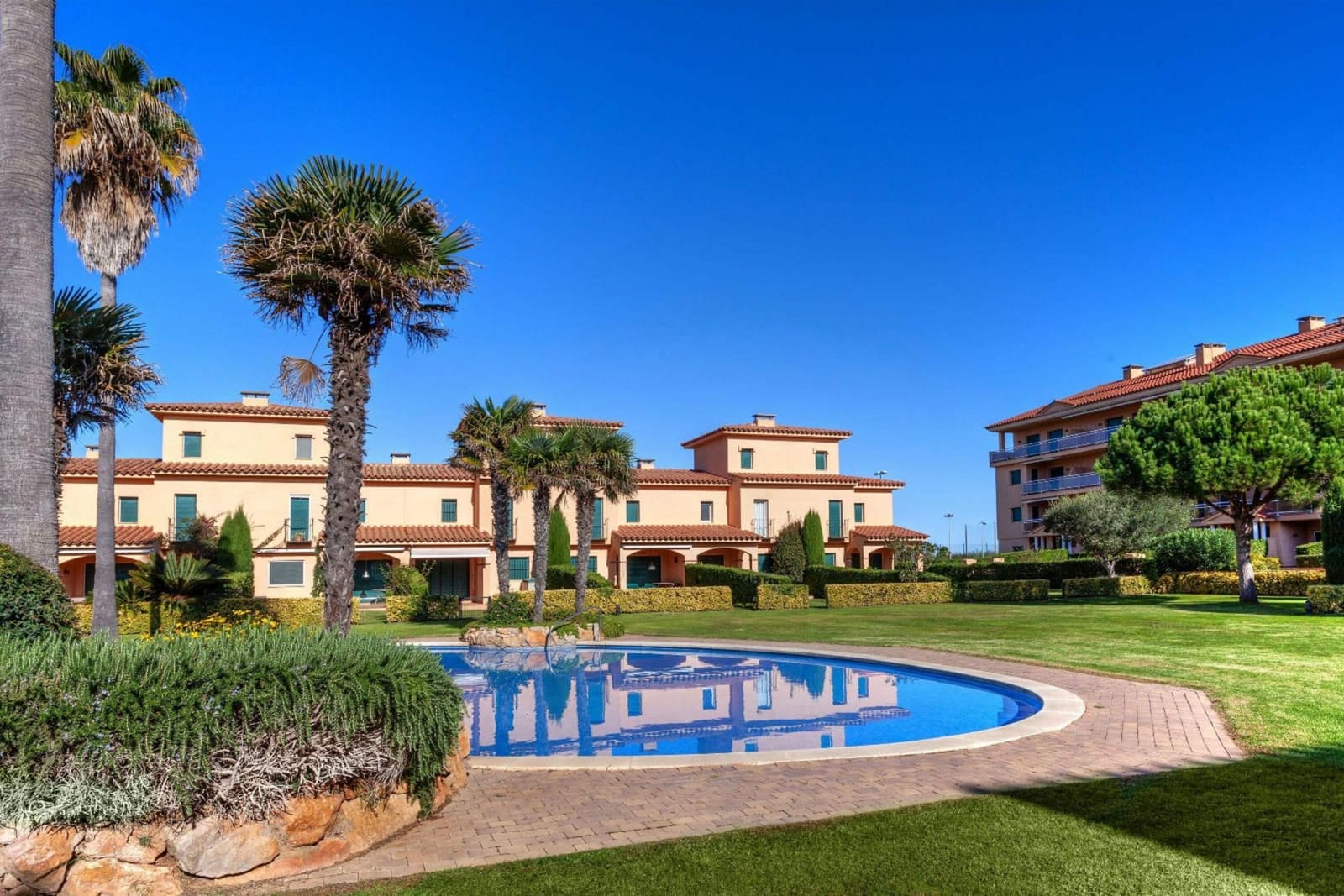 2 soveværelse Strandlejlighed til salg i Pals med swimmingpool garage - € 370.000 (Ref: 9115383)