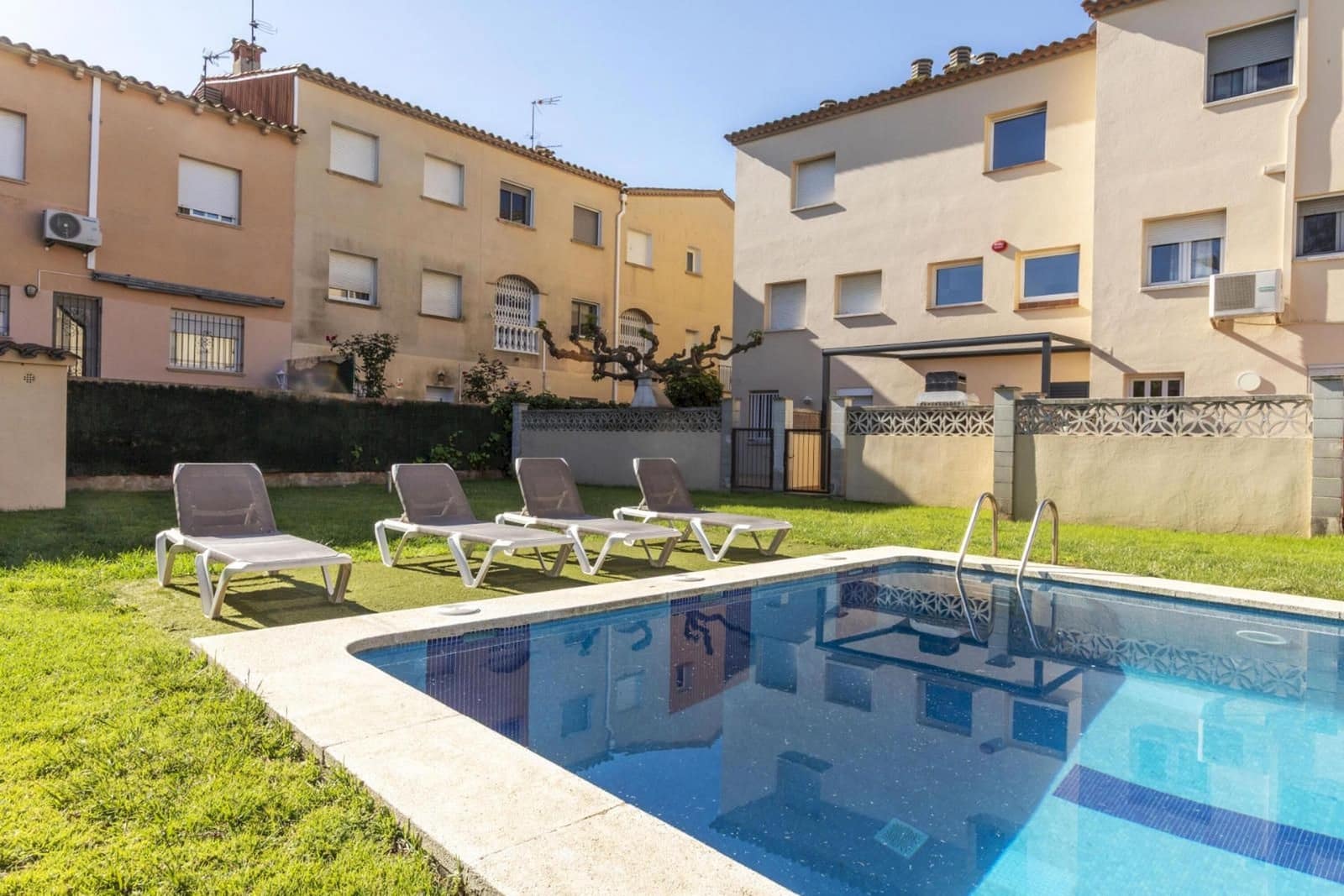 4 soveværelse Byhus til salg i Palamos med swimmingpool garage - € 385.000 (Ref: 9115404)