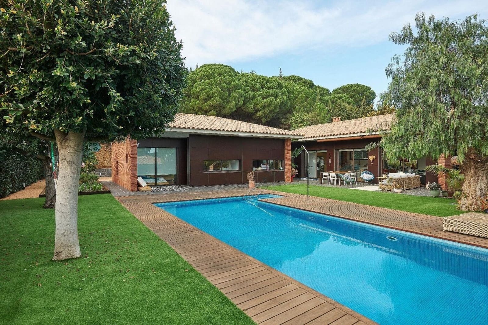 5 bedroom Villa for sale in Sant Vicenc de Montalt with pool garage - € 1,495,000 (Ref: 9144317)