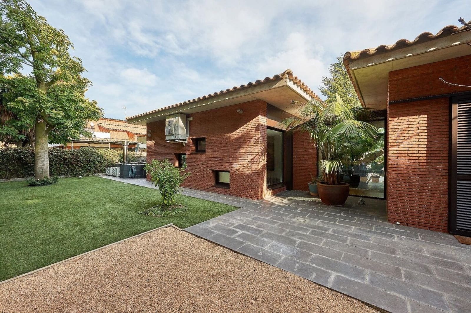 5 bedroom Villa for sale in Sant Vicenc de Montalt with pool garage - € 1,495,000 (Ref: 9144317)