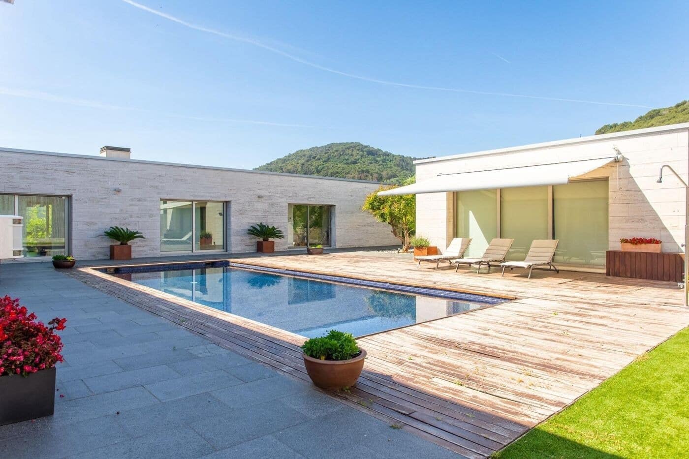 4 soveværelse Villa til salg i Vallromanes med swimmingpool garage - € 1.260.000 (Ref: 9146027)