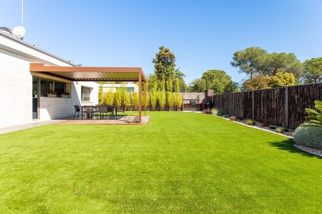 4 soverom Villa til salgs i Vallromanes med svømmebasseng garasje - € 1 260 000 (Ref: 9146027)