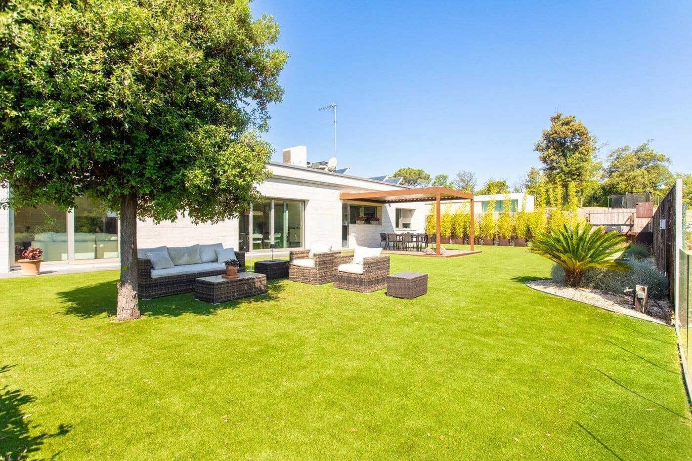 4 soveværelse Villa til salg i Vallromanes med swimmingpool garage - € 1.260.000 (Ref: 9146027)