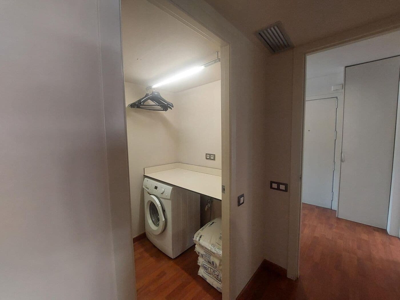 Commercial for sale in Barcelona city - € 530,000 (Ref: 9158688)