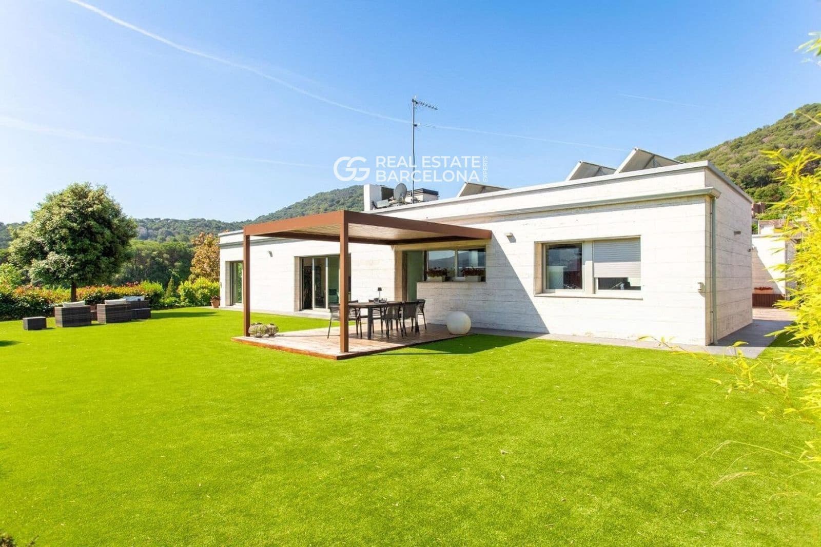 4 bedroom Villa for sale in Vallromanes with pool garage - € 1,260,000 (Ref: 9482315)