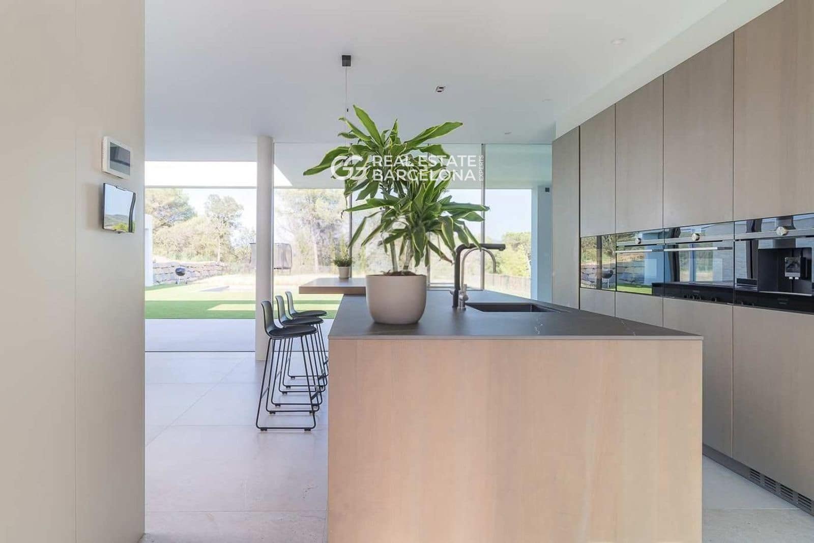 4 bedroom Villa for sale in Vallromanes with pool garage - € 1,350,000 (Ref: 9482316)