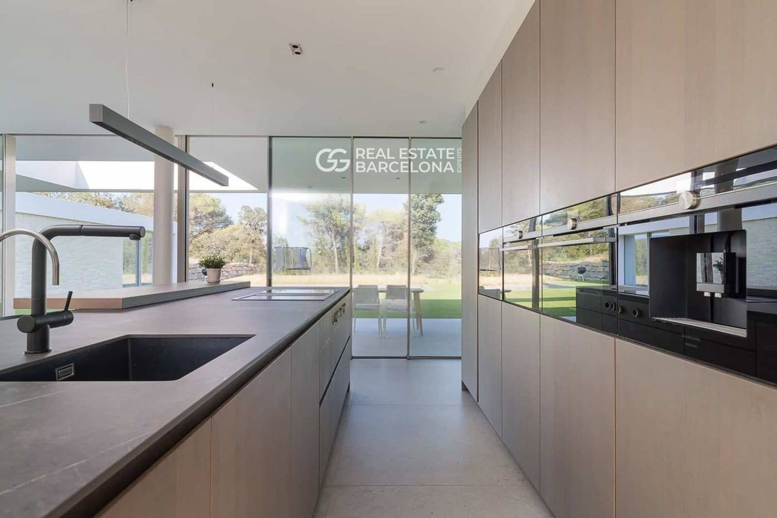 4 bedroom Villa for sale in Vallromanes with pool garage - € 1,350,000 (Ref: 9482316)