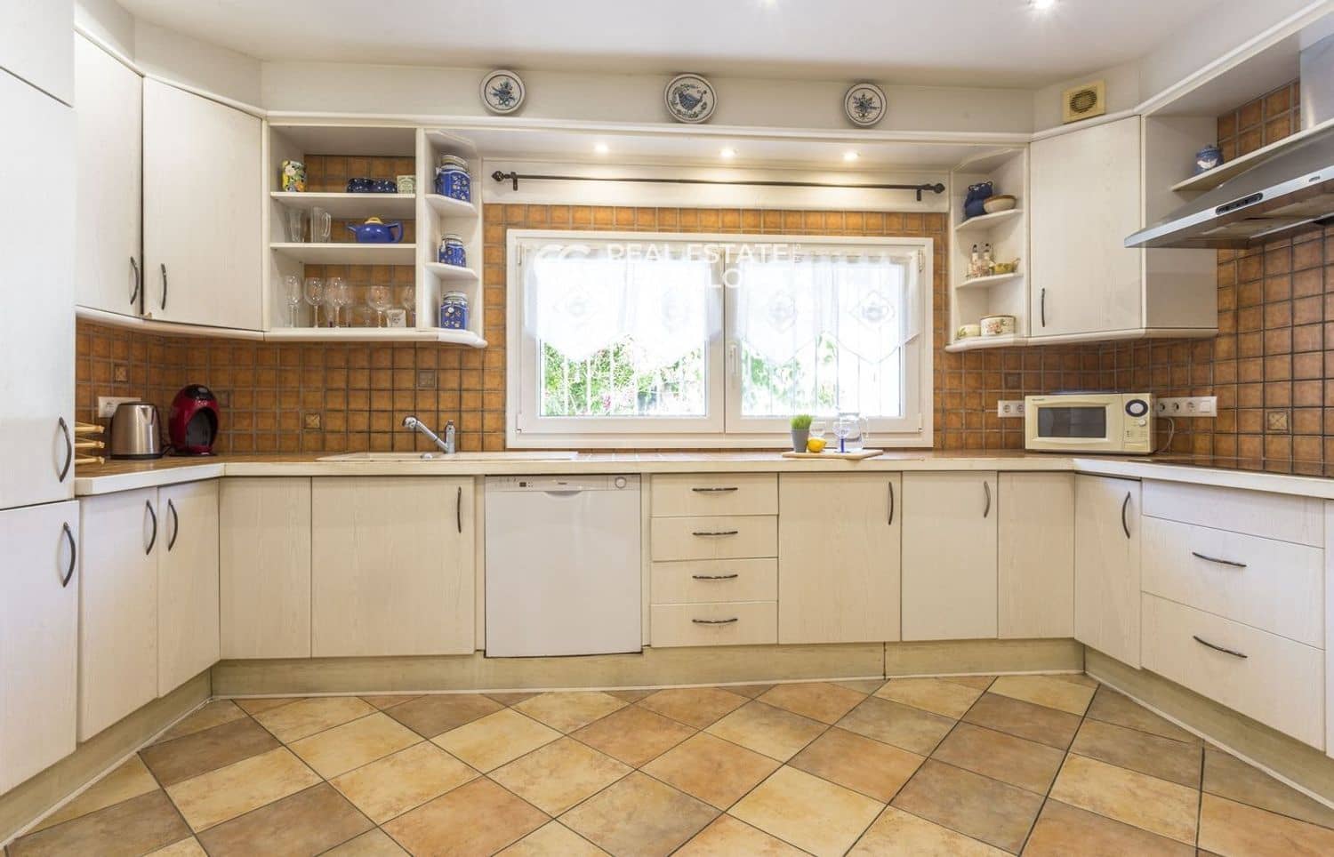 5 bedroom Villa for sale in Empuriabrava with pool garage - € 1,200,000 (Ref: 9482332)