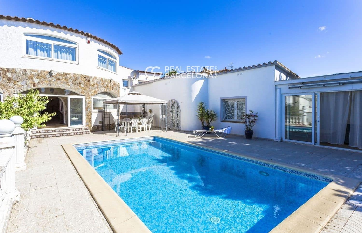 5 bedroom Villa for sale in Empuriabrava with pool garage - € 1,200,000 (Ref: 9482332)