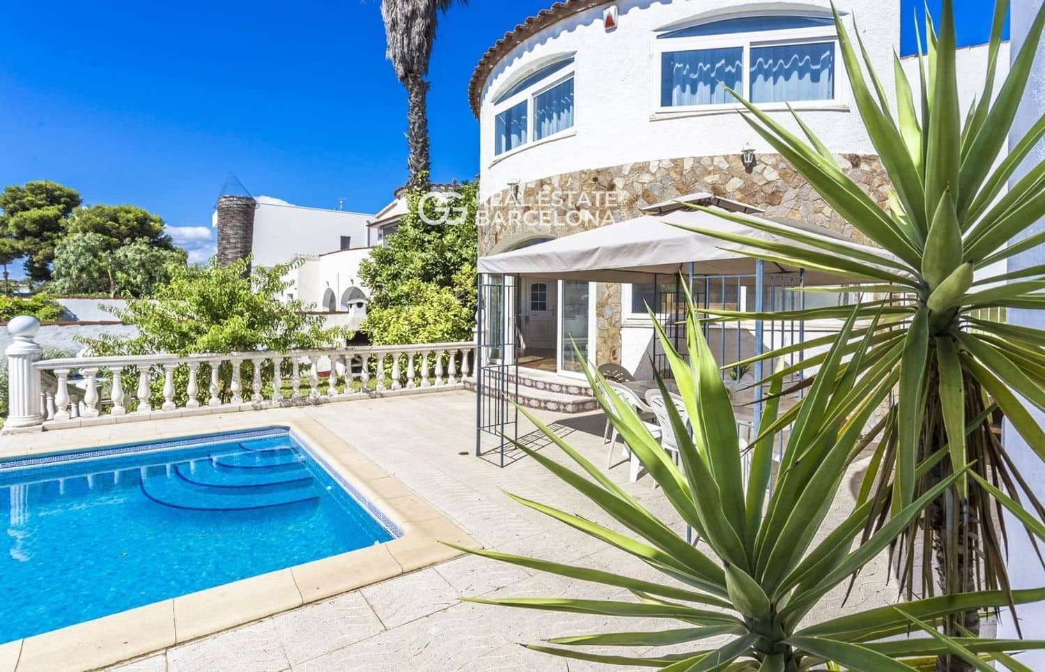 5 bedroom Villa for sale in Empuriabrava with pool garage - € 1,200,000 (Ref: 9482332)