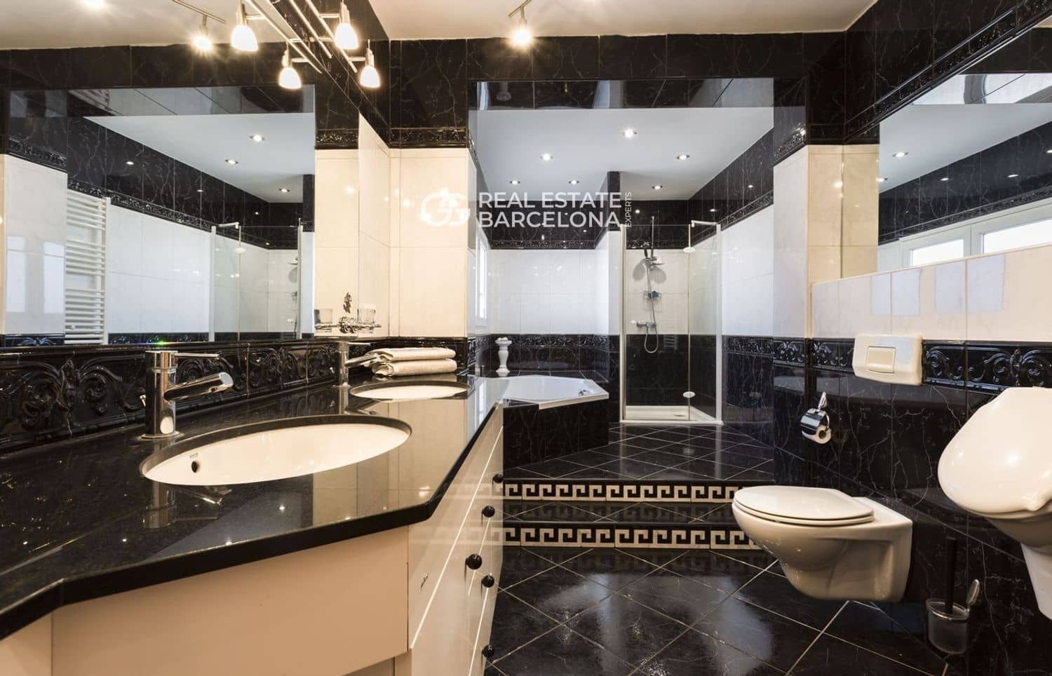 5 bedroom Villa for sale in Empuriabrava with pool garage - € 1,200,000 (Ref: 9482332)