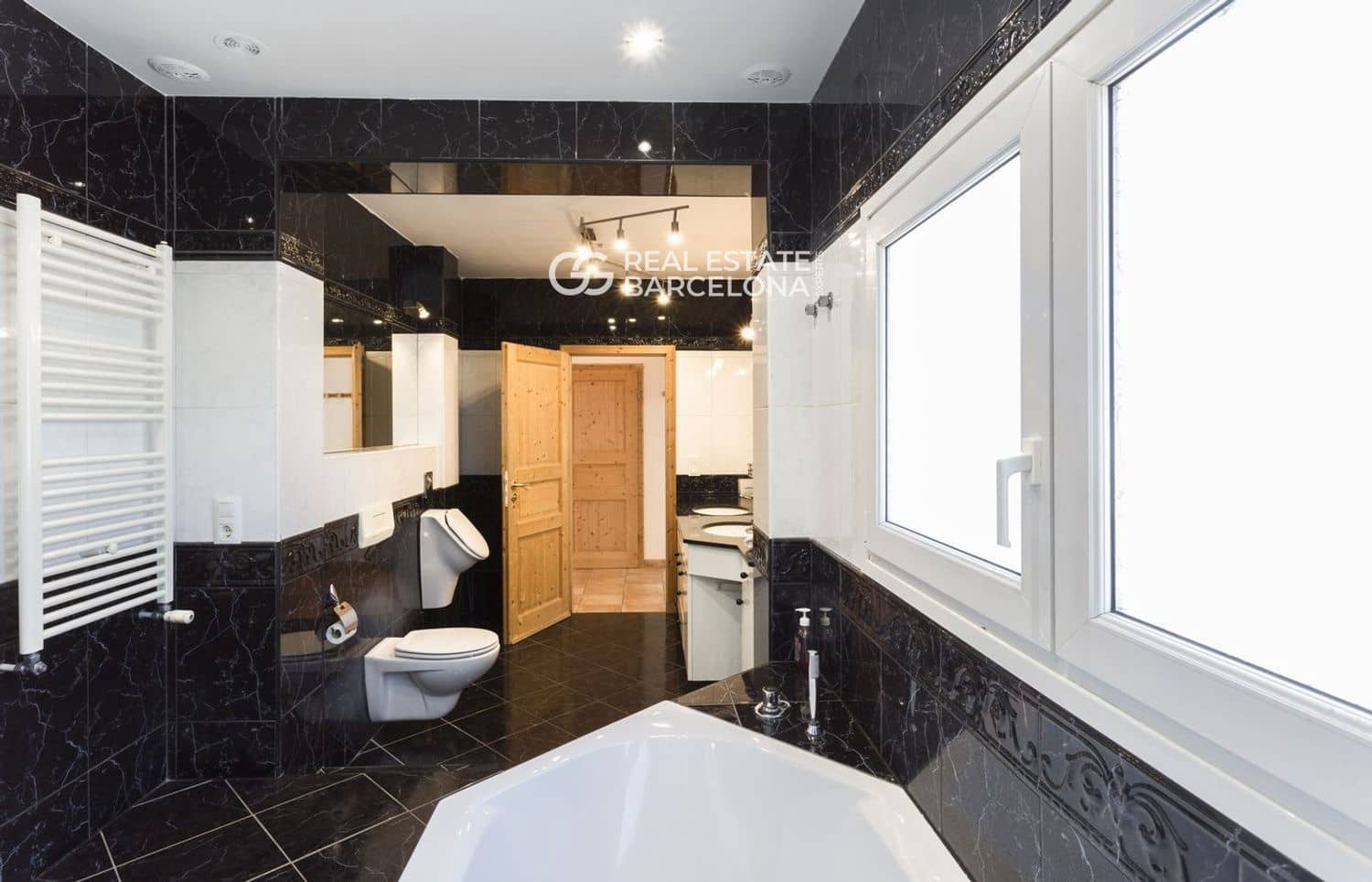 5 bedroom Villa for sale in Empuriabrava with pool garage - € 1,200,000 (Ref: 9482332)