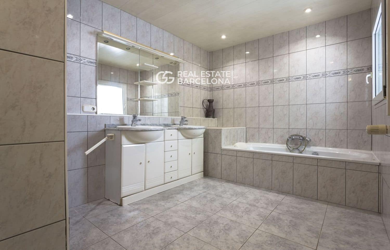 5 bedroom Villa for sale in Empuriabrava with pool garage - € 1,200,000 (Ref: 9482332)