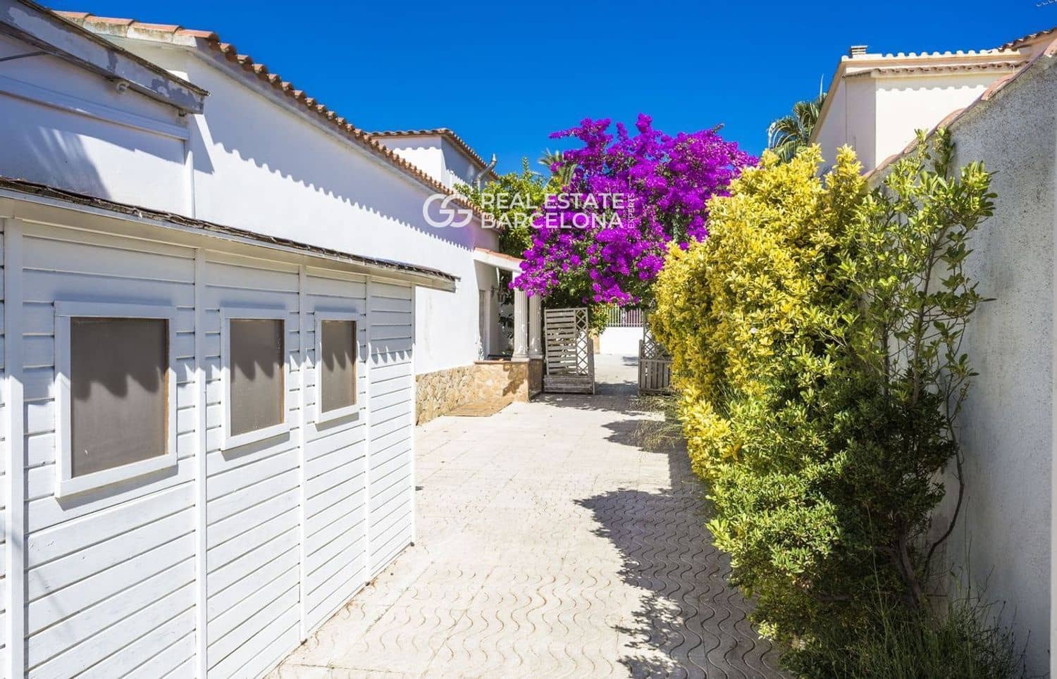 5 bedroom Villa for sale in Empuriabrava with pool garage - € 1,200,000 (Ref: 9482332)