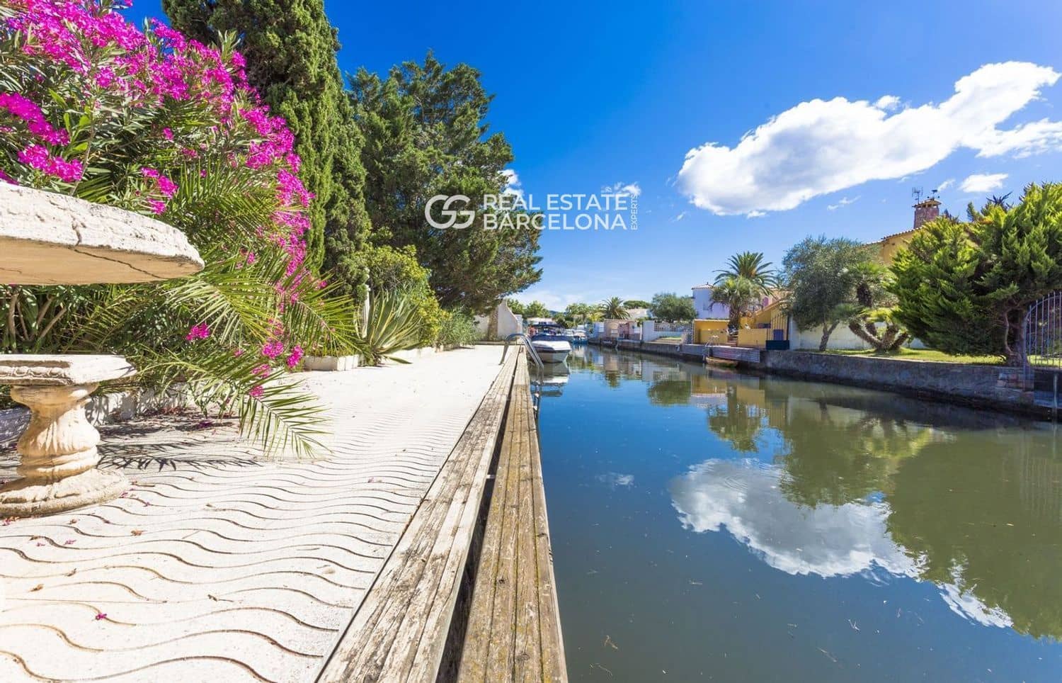 5 bedroom Villa for sale in Empuriabrava with pool garage - € 1,200,000 (Ref: 9482332)