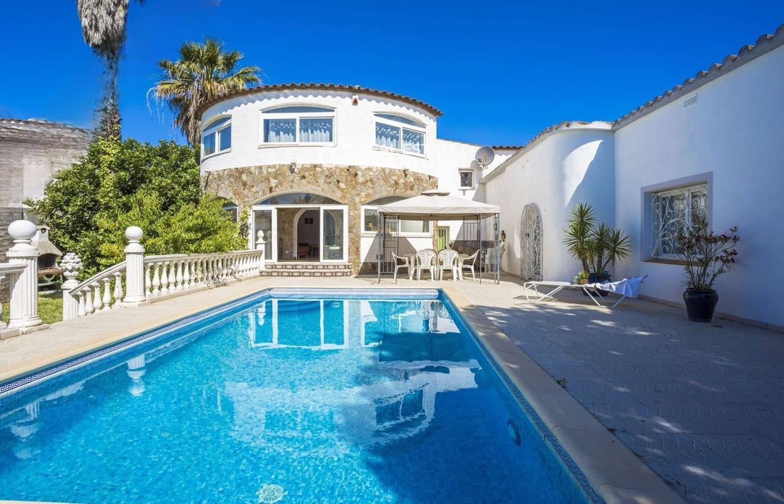 5 bedroom Villa for sale in Empuriabrava with pool garage - € 1,200,000 (Ref: 9482332)