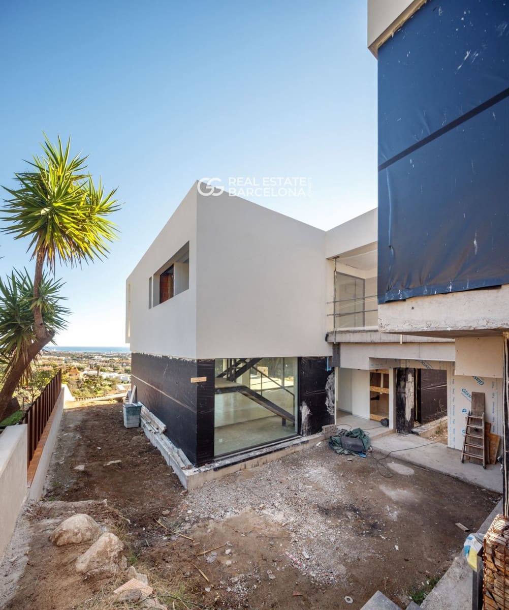 Villa for sale in Premia de Dalt with pool - € 2,200,000 (Ref: 9482343)