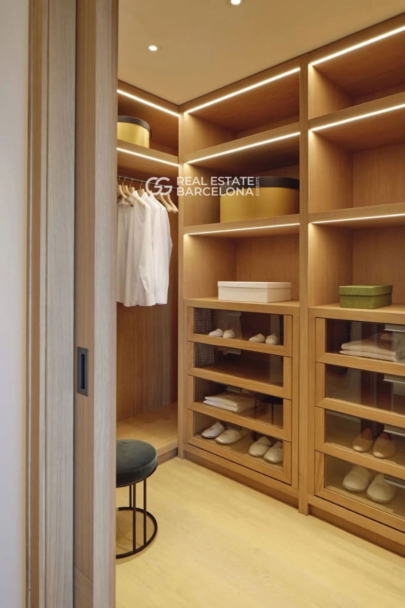 3 bedroom Flat for sale in Barcelona city with pool - € 8,800,000 (Ref: 9482344)