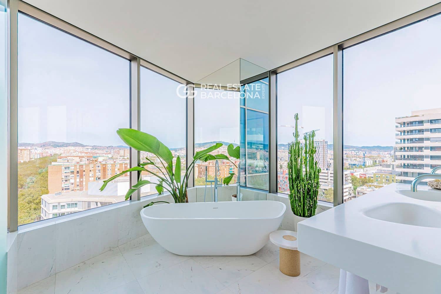 3 bedroom Flat for sale in Barcelona city with pool garage - € 2,497,000 (Ref: 9482358)