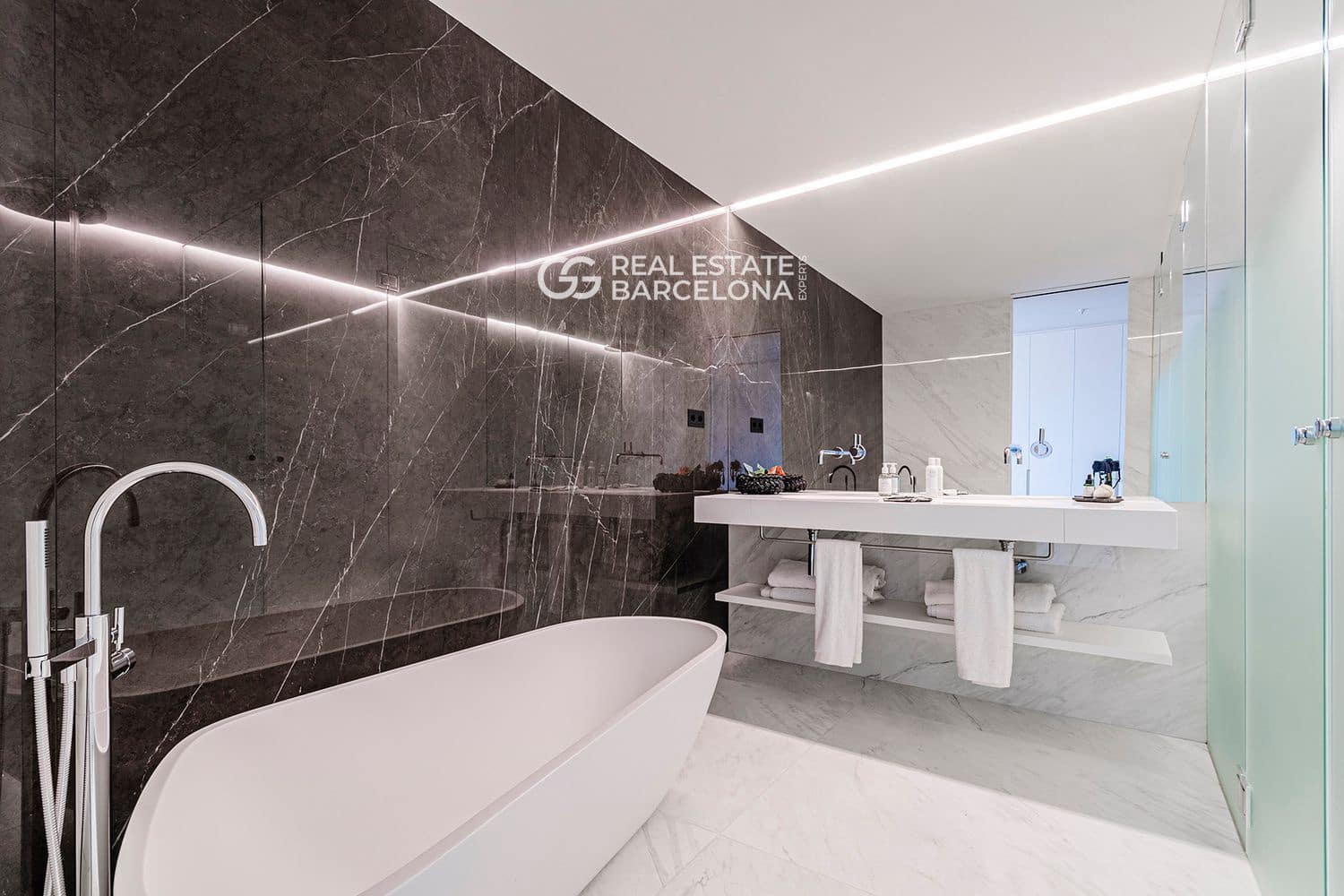 3 bedroom Flat for sale in Barcelona city with pool garage - € 2,497,000 (Ref: 9482358)