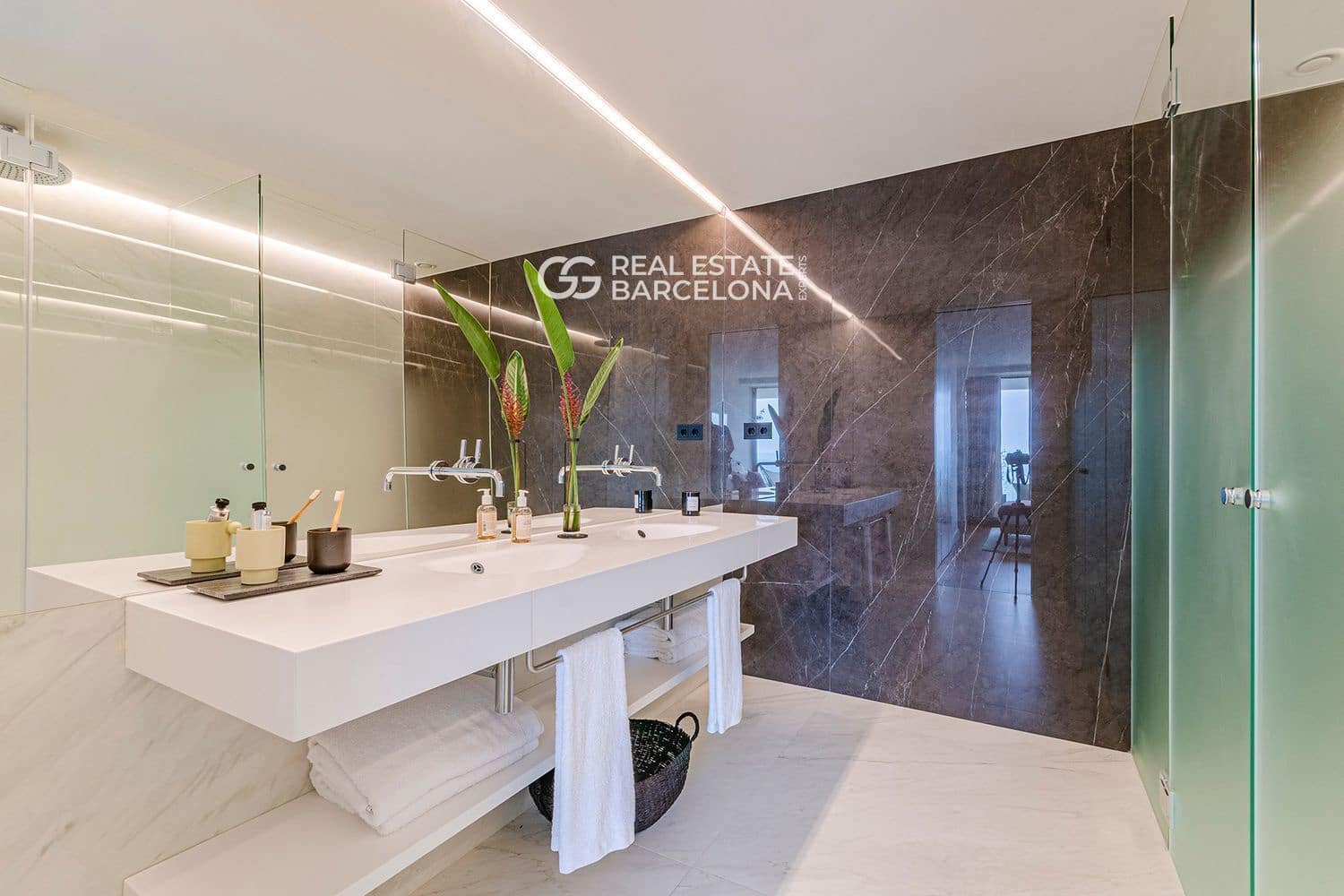 3 bedroom Flat for sale in Barcelona city with pool garage - € 2,250,000 (Ref: 9482359)