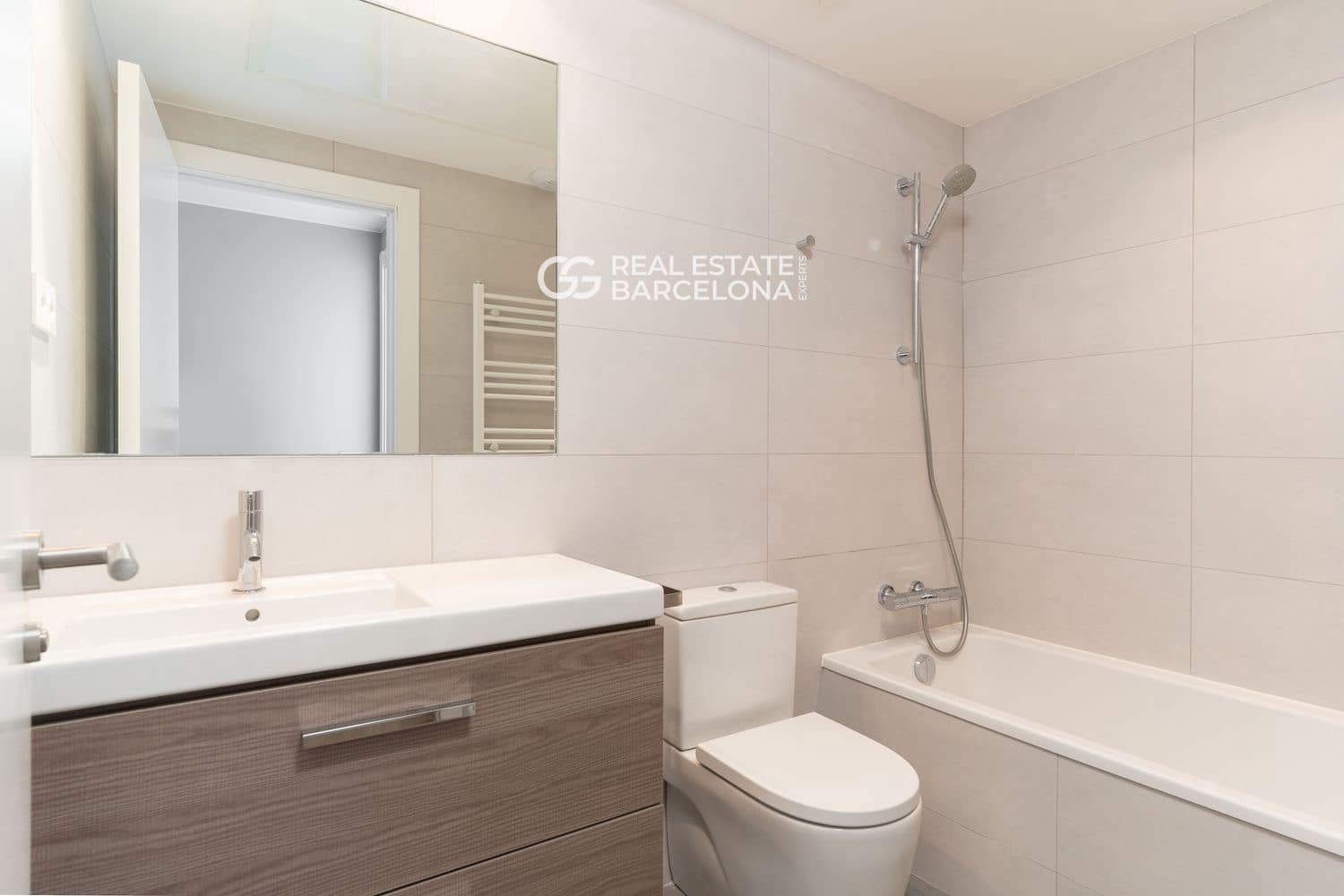 3 bedroom Flat for sale in Badalona with pool - € 560,500 (Ref: 9482368)