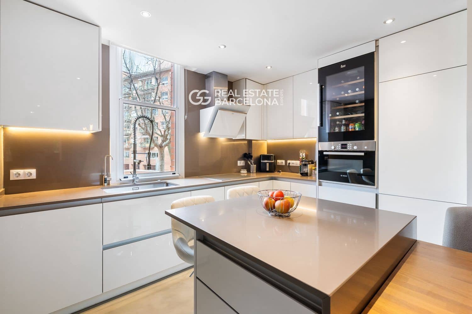 3 bedroom Flat for sale in Barcelona city - € 535,000 (Ref: 9482371)