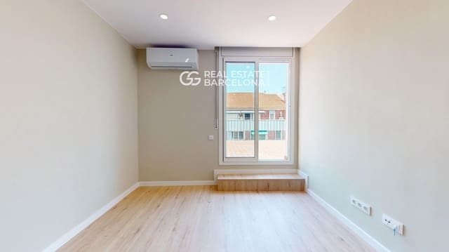 3 bedroom Penthouse for sale in Eixample, Barcelona city - € 620,000 (Ref: 9482372)