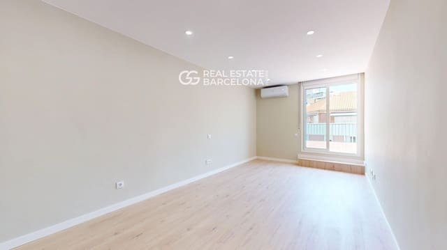 3 bedroom Penthouse for sale in Eixample, Barcelona city - € 620,000 (Ref: 9482372)