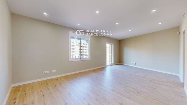 4 bedroom Flat for sale in Sants-Montjuïc, Barcelona city - € 548,000 (Ref: 9482373)