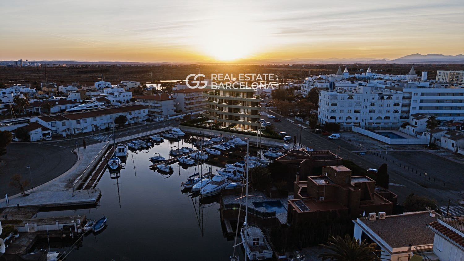 2 bedroom Flat for sale in Roses with pool - € 352,000 (Ref: 9544118)