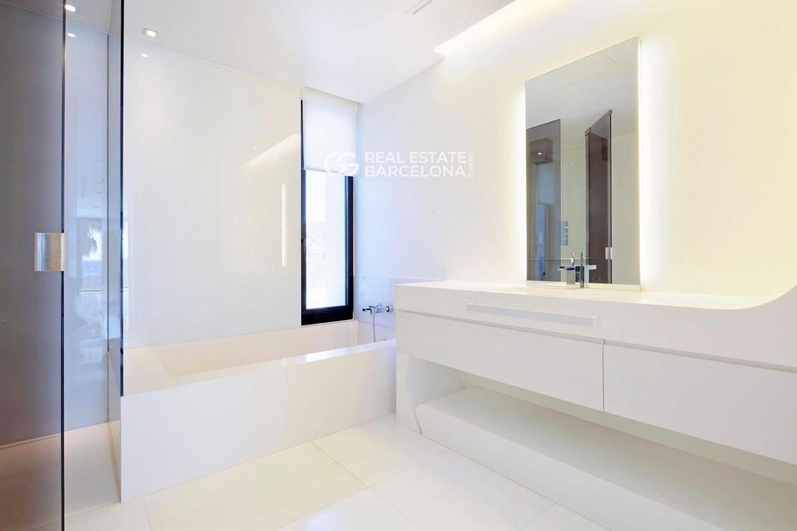 7 bedroom Villa for sale in Gava - € 14,000,000 (Ref: 9687443)