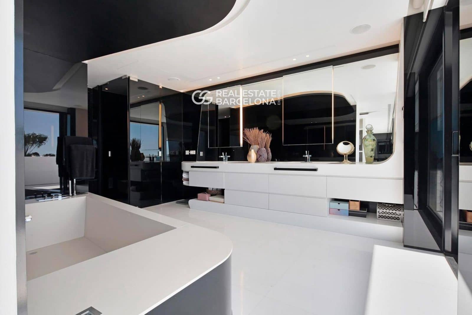 7 bedroom Villa for sale in Gava - € 14,000,000 (Ref: 9687443)