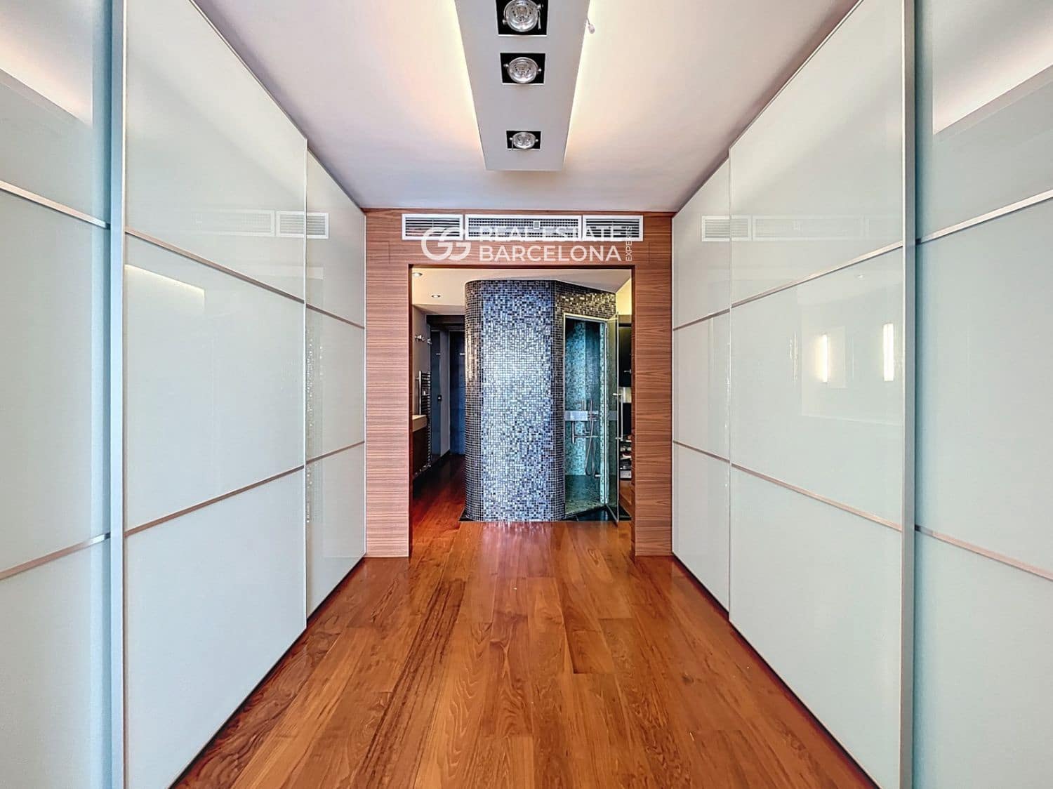 4 bedroom Flat for sale in Benidorm with pool garage - € 2,500,000 (Ref: 9720772)