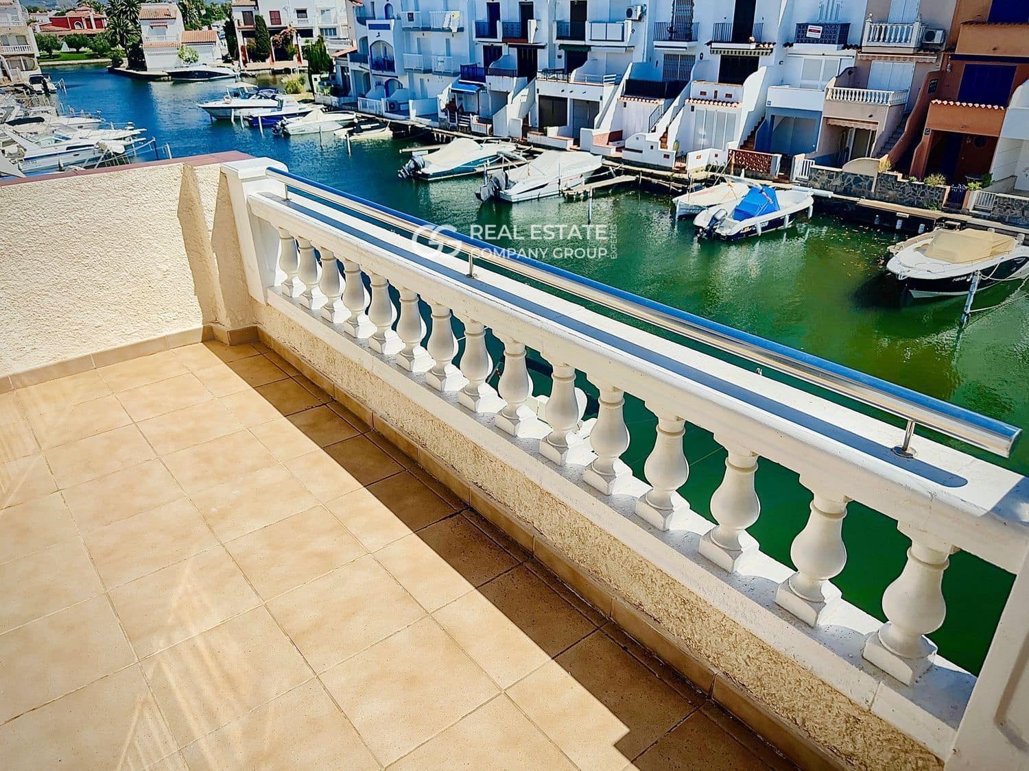 3 sypialnia Dom na sprzedaż w Empuriabrava z basenem garażem - 385 000 € (Ref: 9753384)