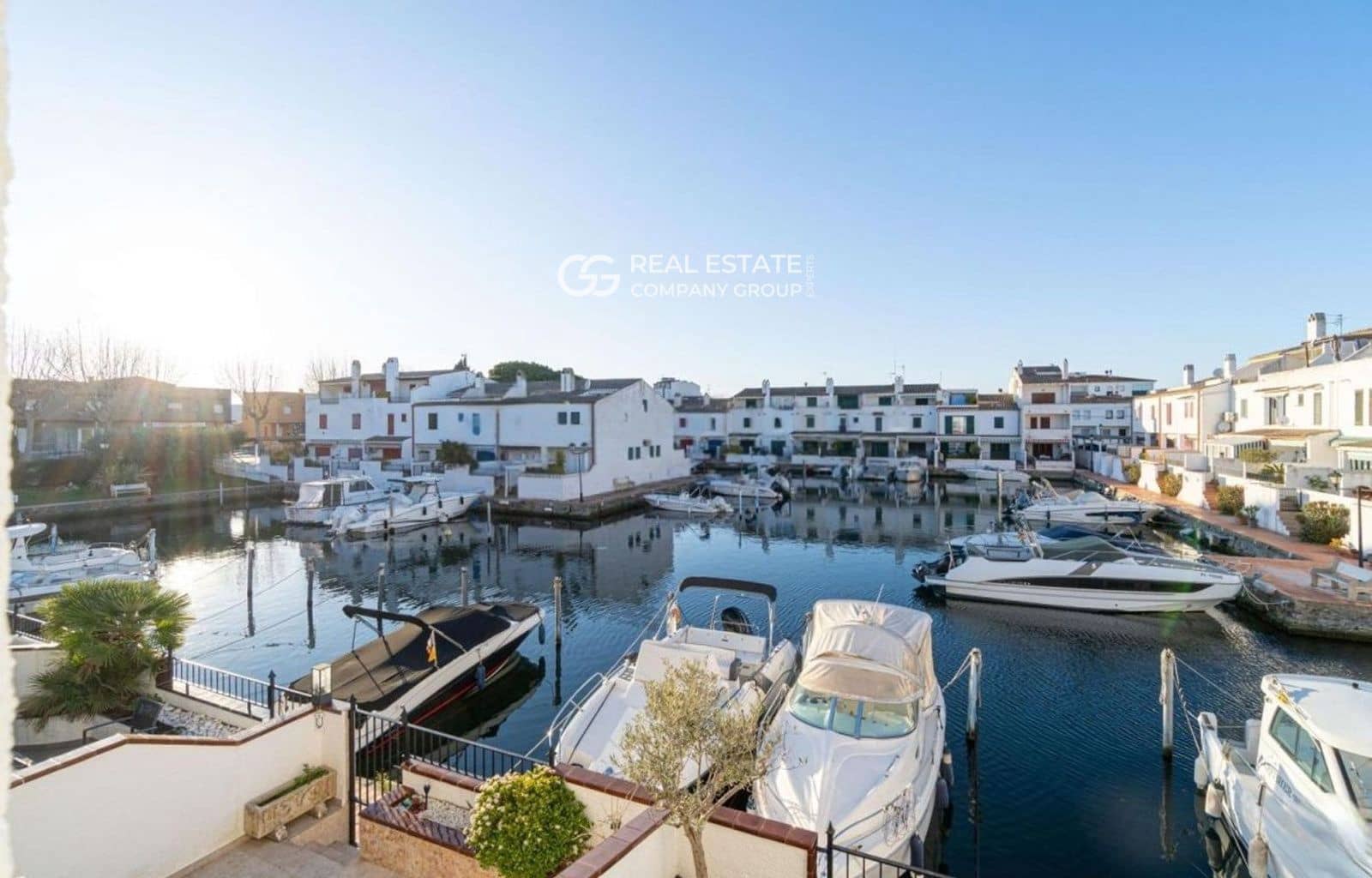 4 slaapkamer Villa te koop in Empuriabrava met zwembad garage - € 455.000 (Ref: 9760957)