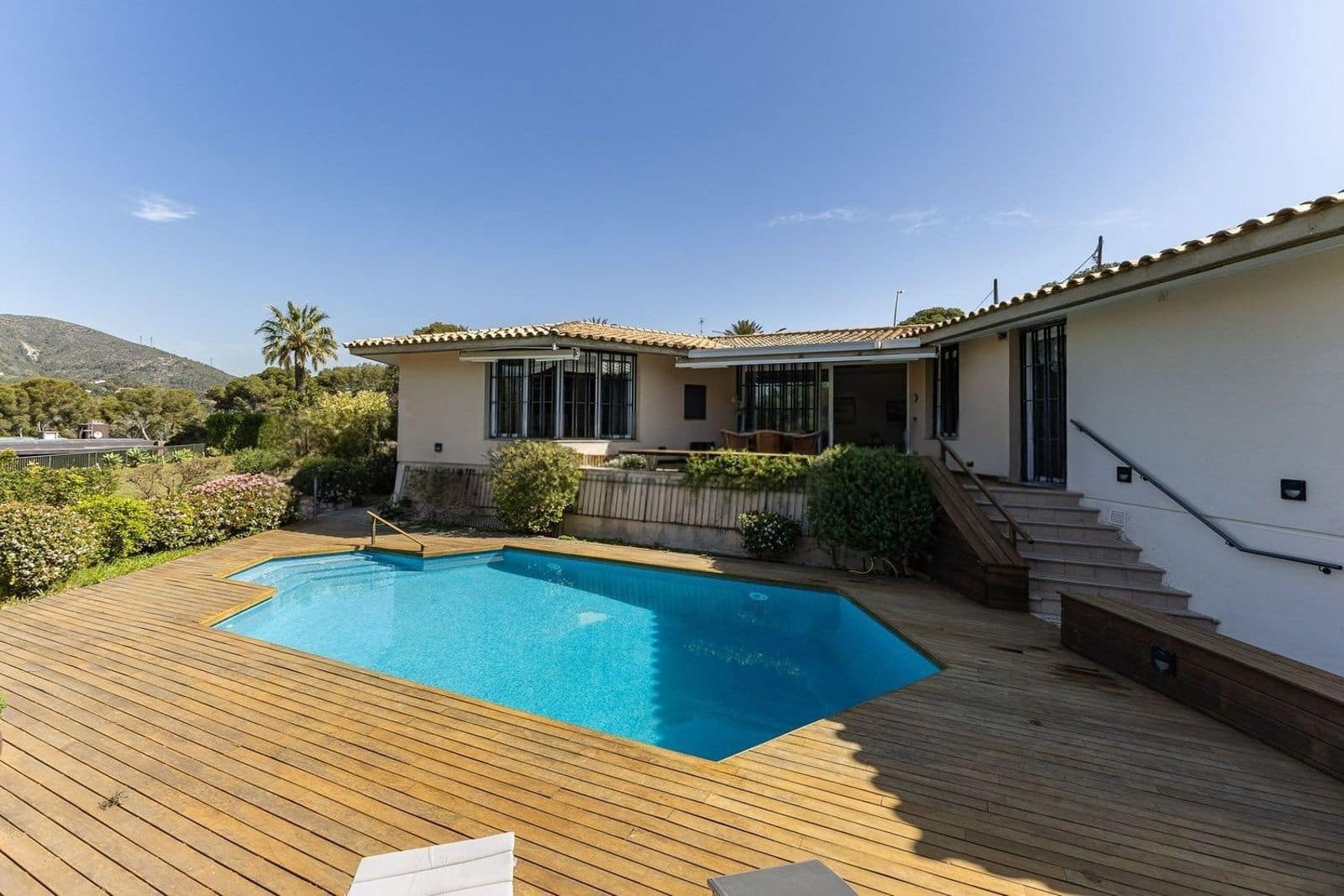 4 bedroom Villa for sale in Castelldefels with pool garage - € 3,300,000 (Ref: 9836822)
