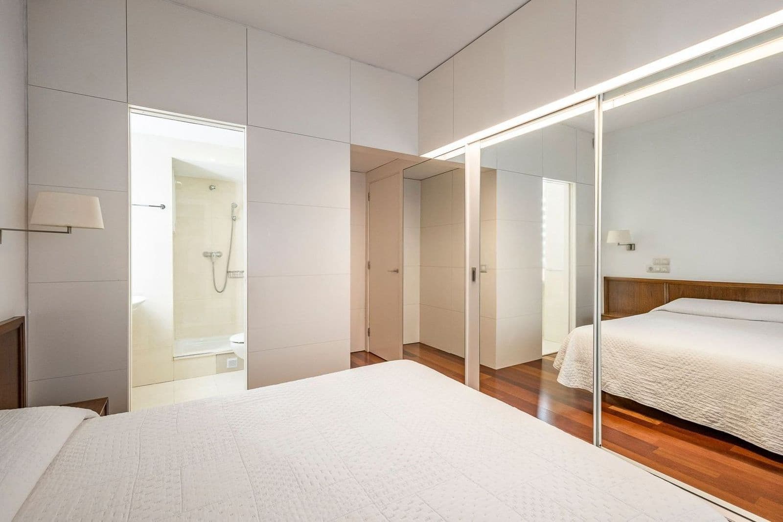 3 bedroom Flat for sale in Barcelona city with pool - € 845,000 (Ref: 9989997)