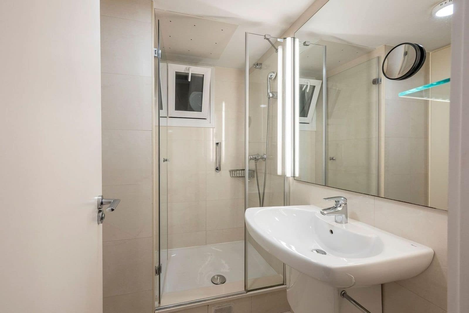 3 bedroom Flat for sale in Barcelona city with pool - € 845,000 (Ref: 9989997)