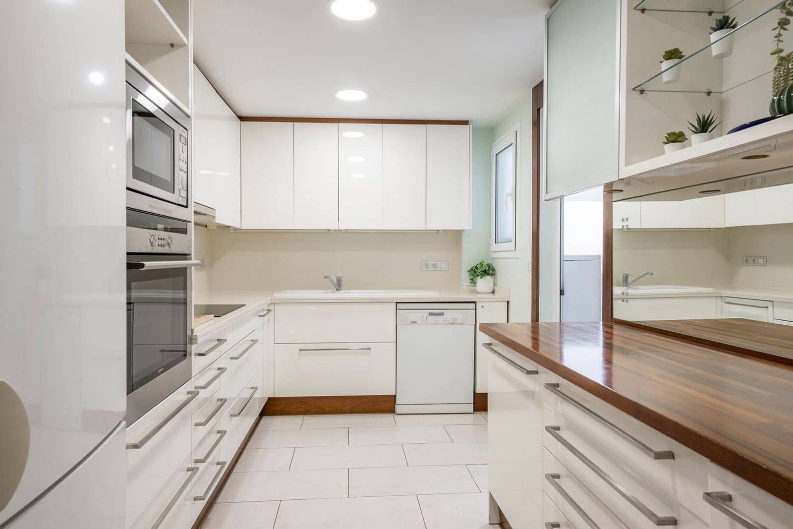 3 bedroom Flat for sale in Barcelona city with pool - € 845,000 (Ref: 9989997)