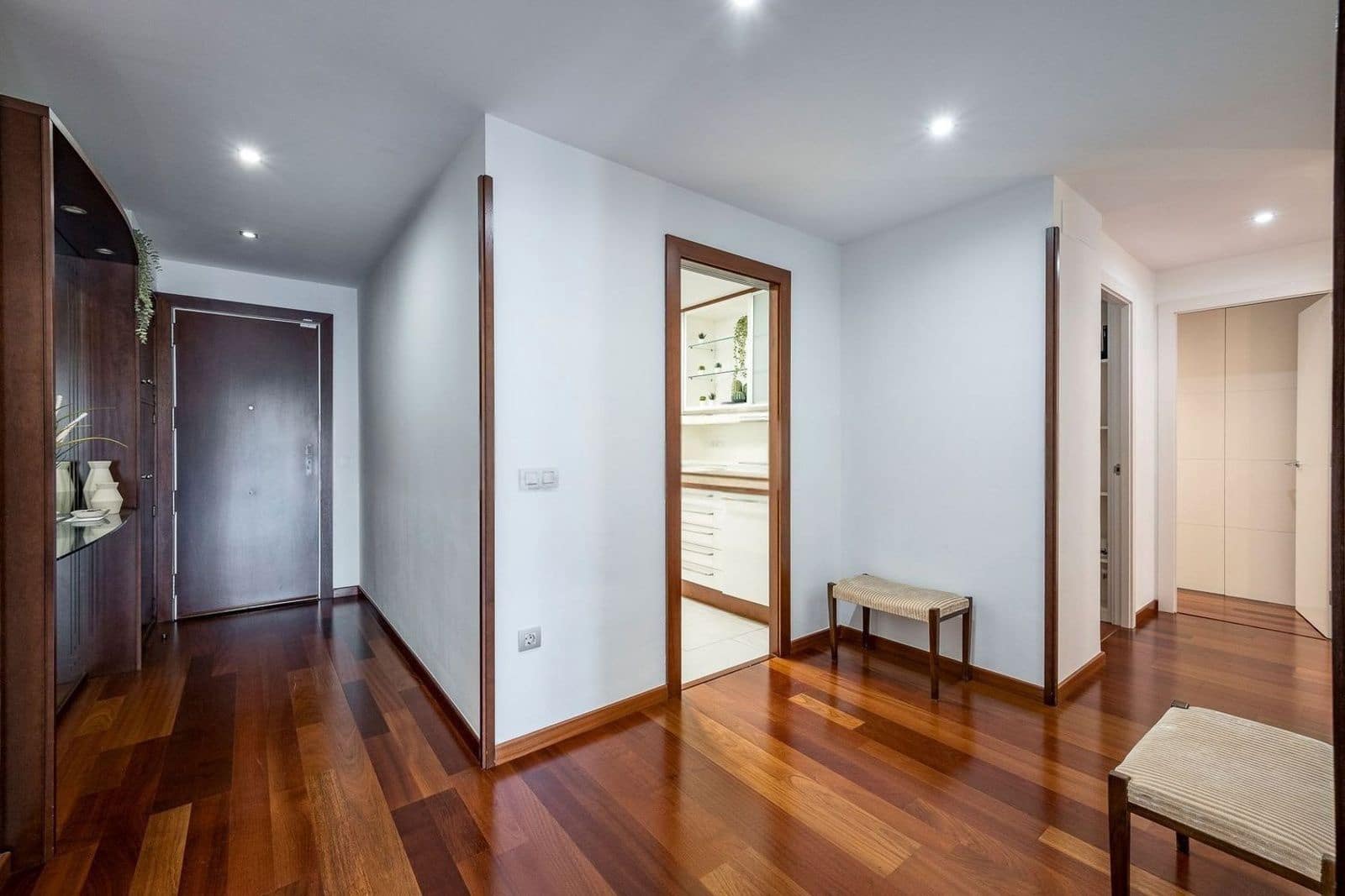 3 bedroom Flat for sale in Barcelona city with pool - € 845,000 (Ref: 9989997)