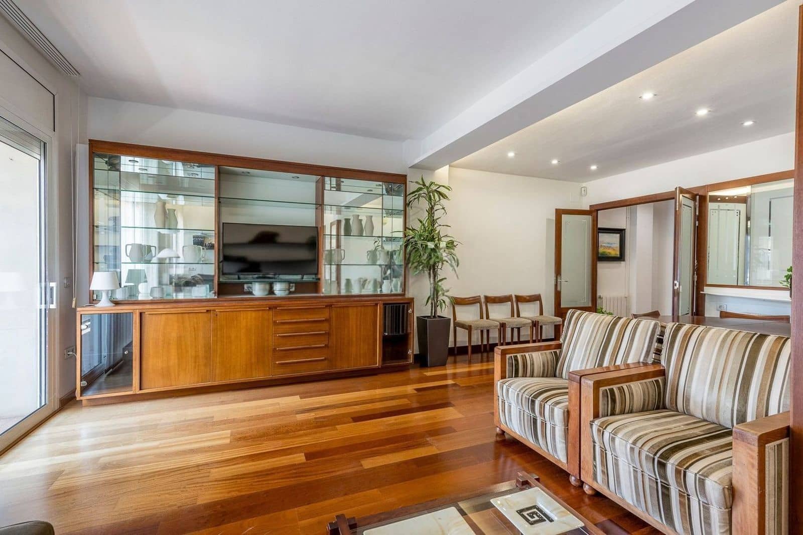 3 bedroom Flat for sale in Barcelona city with pool - € 845,000 (Ref: 9989997)