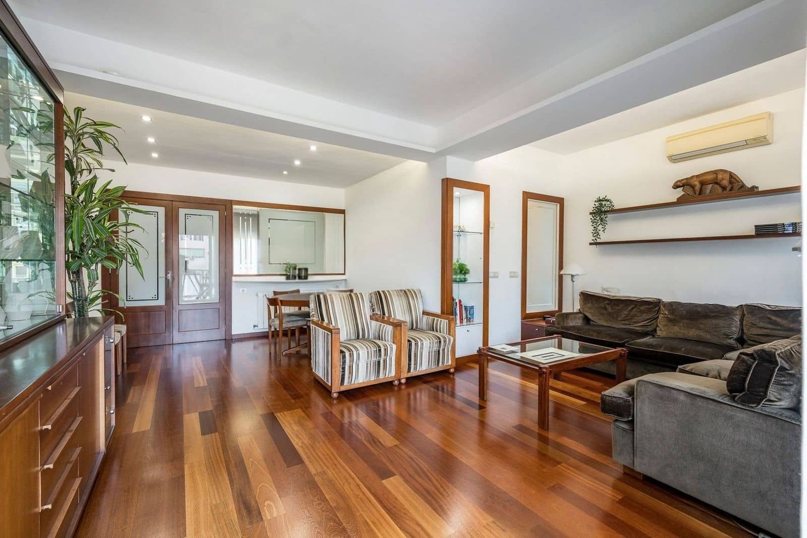 3 bedroom Flat for sale in Barcelona city with pool - € 845,000 (Ref: 9989997)