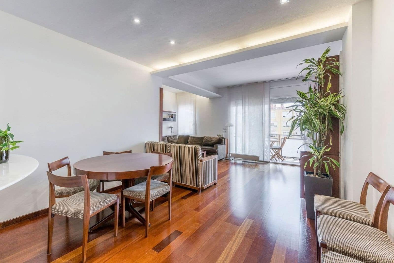 3 bedroom Flat for sale in Barcelona city with pool - € 845,000 (Ref: 9989997)