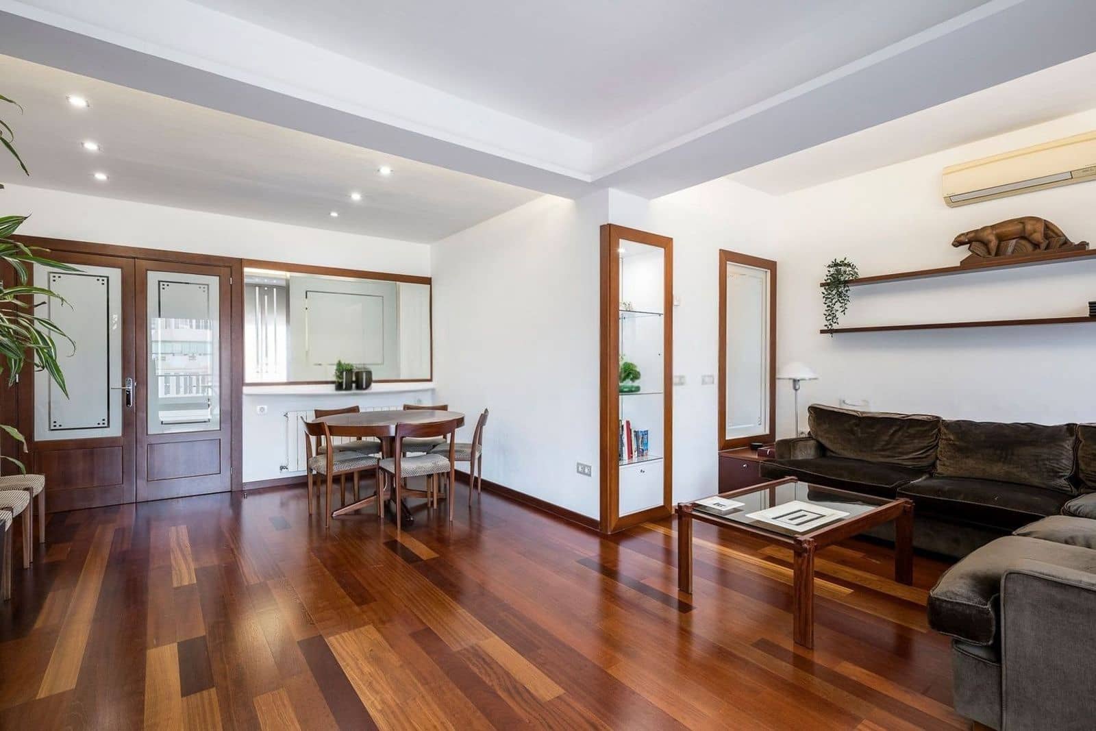 3 bedroom Flat for sale in Barcelona city with pool - € 845,000 (Ref: 9989997)